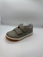 Cargar imagen en el visor de la galería, Zapatillas SP25 Naturino Minds VL con velcro y estrellas