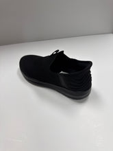 Cargar imagen en el visor de la galería, SP25 Runner Alpine Black Knitted Stretch Slip On Sneaker