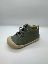Cargar imagen en el visor de la galería, SP25 Naturino Mini Cocoon Laces Sage con suela de hueso