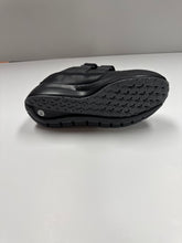 Cargar imagen en el visor de la galería, SP25 Runner Bryan Black Double Velcro Sneaker