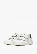 Cargar imagen en el visor de la galería, SP25 Naturino Hasselt - Zapatilla blanca con ribete azul y doble velcro VL