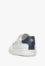 Cargar imagen en el visor de la galería, SP25 Naturino Hasselt - Zapatilla blanca con ribete azul y doble velcro VL