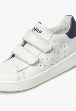Cargar imagen en el visor de la galería, SP25 Naturino Hasselt - Zapatilla blanca con ribete azul y doble velcro VL