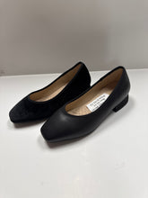 Charger l&#39;image dans la galerie, SP24 1936 Carla Chaussure unie à talon cube doré moyen (193622)
