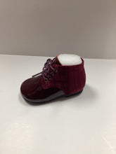 Cargar imagen en el visor de la galería, Botita de bebé de encaje Tessa de French Bebe FW24
