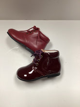 Cargar imagen en el visor de la galería, Botita de bebé de encaje Tessa de French Bebe FW24
