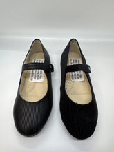 Cargar imagen en el visor de la galería, SP25 Boutaccelli - Mary Jane de piel con lunares
