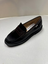 Cargar imagen en el visor de la galería, FW24 Venettini London10 Classic Thick Sole 2 Tone Penny Loafer
