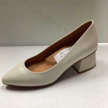 Load image into Gallery viewer, SP24 1936  Saveria Plain Fan Mid Heel (60118-1)
