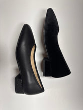 Charger l&#39;image dans la galerie, SP24 1936 Carla Chaussure unie à talon cube doré moyen (193622)
