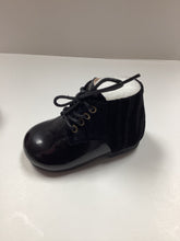 Cargar imagen en el visor de la galería, Botita de bebé de encaje Tessa de French Bebe FW24
