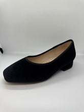 Charger l&#39;image dans la galerie, SP24 1936 Carla Chaussure unie à talon cube doré moyen (193622)
