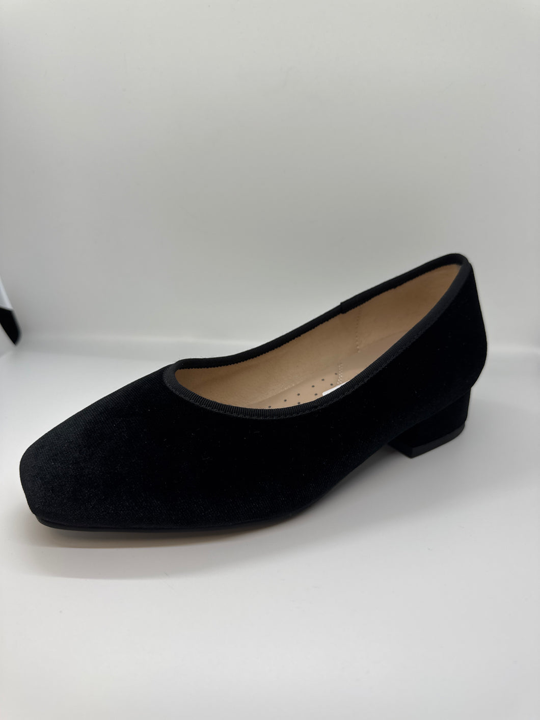 SP24 1936 Carla Chaussure unie à talon cube doré moyen (193622)