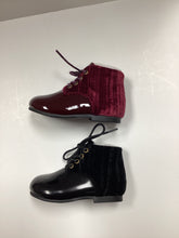 Cargar imagen en el visor de la galería, Botita de bebé de encaje Tessa de French Bebe FW24
