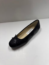 Load image into Gallery viewer, FW26 Boutaccelli Netiv Embroidery Flowers Slip On
