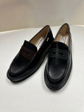 Cargar imagen en el visor de la galería, FW24 Venettini London10 Classic Thick Sole 2 Tone Penny Loafer
