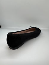 Cargar imagen en el visor de la galería, VENTA FW24 Venettini Rian - Sandalias de terciopelo con estampado de cadena de peltre
