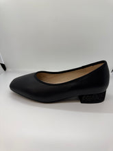 Charger l&#39;image dans la galerie, SP24 1936 Carla Chaussure unie à talon cube doré moyen (193622)
