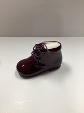 Cargar imagen en el visor de la galería, Botita de bebé de encaje Tessa de French Bebe FW24
