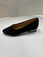 Load image into Gallery viewer, FW24 1936  Flat with Pearl Banded Heel (193630-26)
