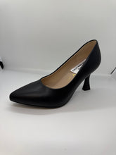 Charger l&#39;image dans la galerie, SP24 1936 Carla Chaussure unie à talon cube doré moyen (193622)
