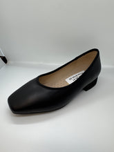 Charger l&#39;image dans la galerie, SP24 1936 Carla Chaussure unie à talon cube doré moyen (193622)
