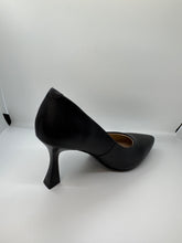 Charger l&#39;image dans la galerie, SP24 1936 Carla Chaussure unie à talon cube doré moyen (193622)
