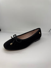 Cargar imagen en el visor de la galería, VENTA FW24 Venettini Rian - Sandalias de terciopelo con estampado de cadena de peltre
