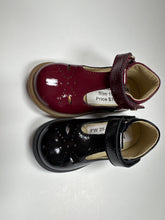 Cargar imagen en el visor de la galería, OFERTA SP24 Botín Falcotto Maluku de charol con hebilla y tira en T
