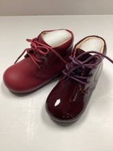 Cargar imagen en el visor de la galería, Botita de bebé de encaje Tessa de French Bebe FW24
