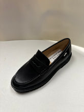 Cargar imagen en el visor de la galería, FW24 Venettini London6 Classic Thick Sole Penny Loafer
