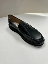 Cargar imagen en el visor de la galería, FW24 Venettini London6 Classic Thick Sole Penny Loafer
