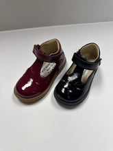 Cargar imagen en el visor de la galería, OFERTA SP24 Botín Falcotto Maluku de charol con hebilla y tira en T
