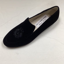 Cargar imagen en el visor de la galería, FW24 Boutaccelli Capri Velvet Crest Embroidery Front Slip On
