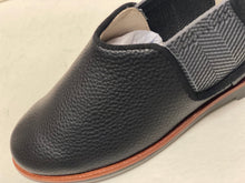 Cargar imagen en el visor de la galería, SALE Boutaccelli Junior Embossed Leather  Shoe
