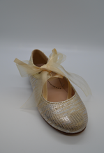 Load image into Gallery viewer, SALE Beberlis 21231 Shimmery Ribbon Closure Shoe
