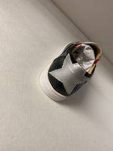 Cargar imagen en el visor de la galería, SALE Villa 118 Mandy Textured Leather Silver Trimmed Slip On Sneaker
