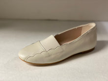 Load image into Gallery viewer, SALE Orkideas GF3008 Scalloped Trim Slip on
